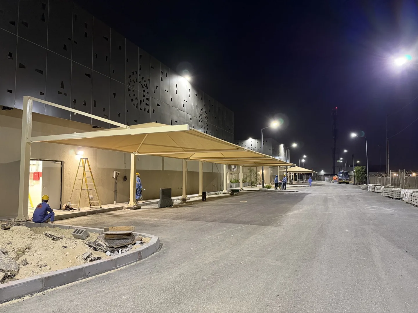 Canopy row and installation area, Dhahran Aramco Building 3191
