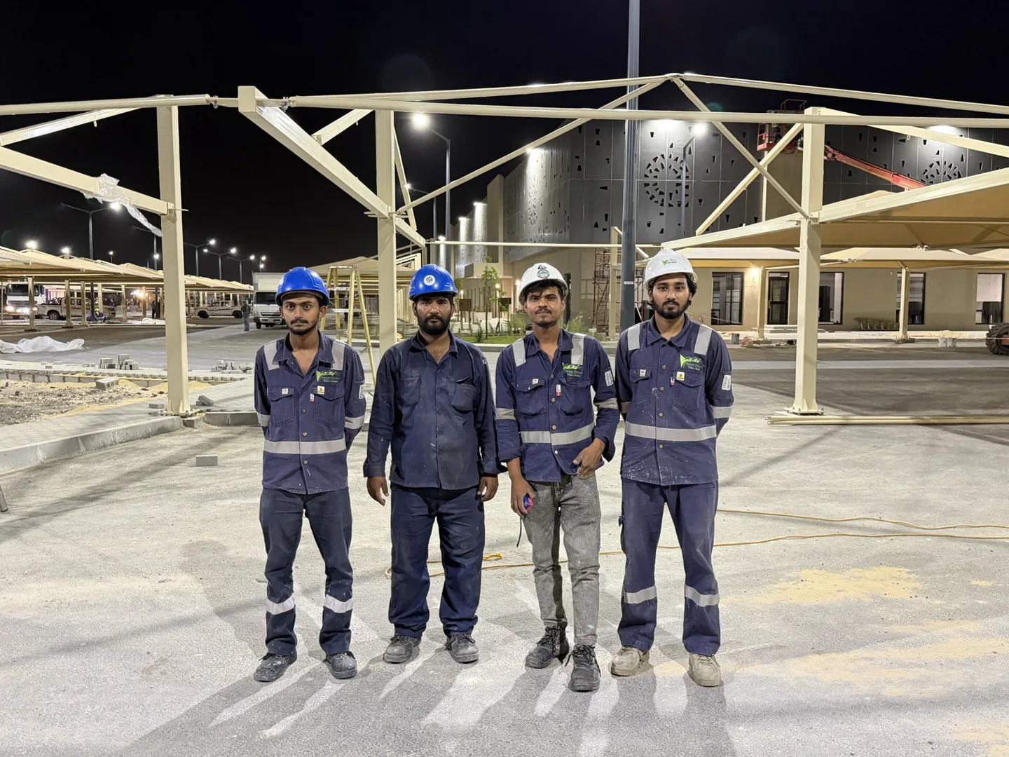 Site team beside the cantilever framework, Dhahran Aramco Building 3191